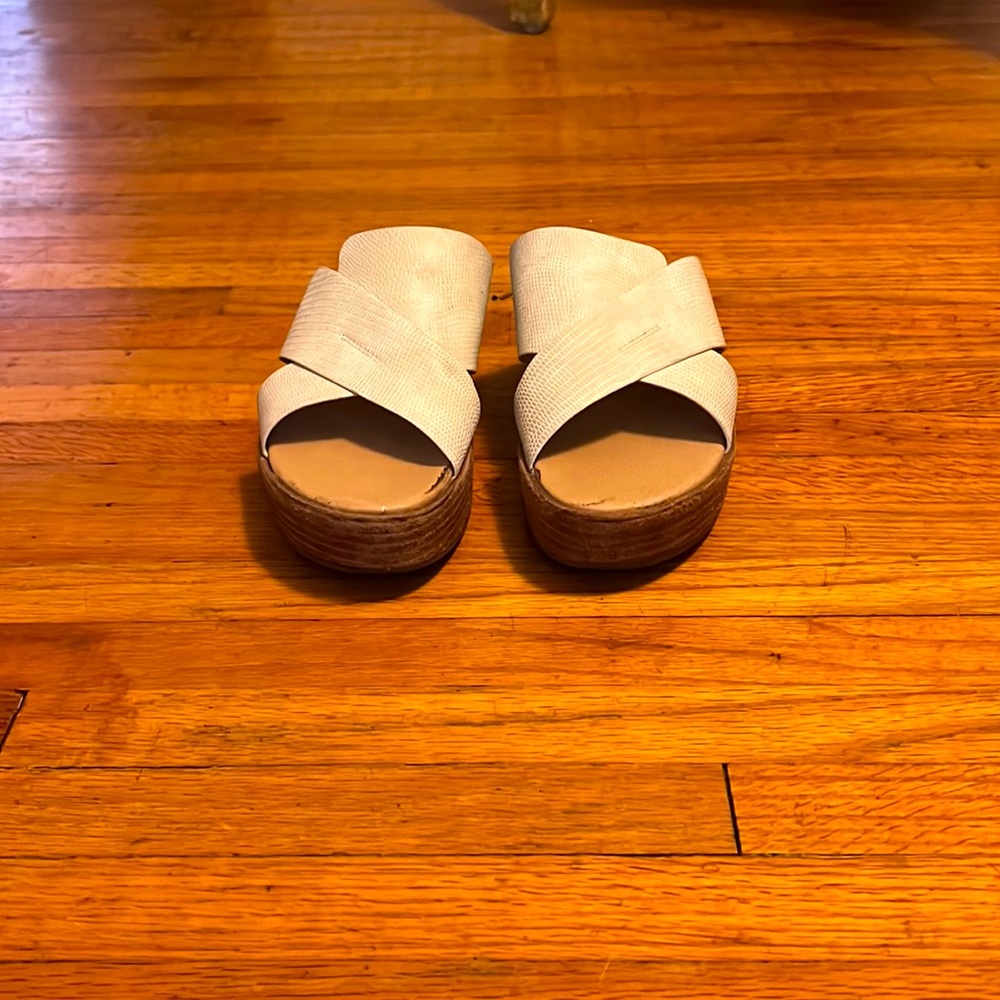 Coconuts by Matisse cream flatforms, size 7